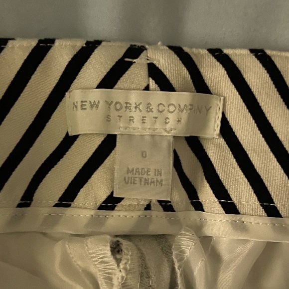New York and company cropped black and white striped pants. Size 0 - Picture 2 of 3